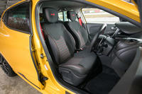 高いホールド性を備えたファブリック製のスポーツシート。赤いステッチと「R.S.」のロゴが目を引く。シートベルトも前後席ともに赤だ。