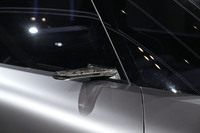 デジタルドアミラーや前後パンパー、サイドシル、ホイールなどに、むき出しのカーボンコンポジット素材を使用。ワイルドさと軽さを同時に表現している。