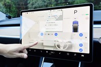 センターコンソールに鎮座する、15インチの大型タッチパネル。ヘッドランプの点灯・消灯、トランクリッドの開閉、エアコンの調節（写真）など、あらゆる操作はこのモニターを介して行う。