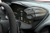 メーターバイザーの右側にはパワートレインの特性を4段階に切り替えられるセレクターがレイアウトされている。対する左側にはハンドリング特性の変更スイッチが備わる。