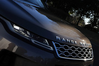 現行型「イヴォーク」の意匠は、「ヴェラール」から導入されているデザインコンセプト「reductionism」（リダクショニズム＝還元主義）に沿ったもの。ボディー表面の凹凸を極力排した、シンプルな造形が特徴だ。