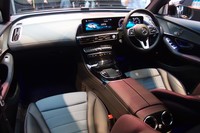 シンプルなラインでデザインされたインテリア。運転席周辺がえぐらえれたような印象の造形になっている。