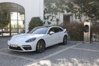 水冷式リチウムイオンバッテリーの容量は14.1kWh。満充電の状態から、最大で49kmの距離を電気だけで走れるという（新欧州ドライビングサイクル）。