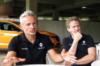 今回ドライバーを務めたウルゴン氏（左）とメリメ氏（右）。「ホンダ・シビック タイプR」や「フォルクスワーゲン・ゴルフGTI」「プジョー308GTi」などを引き合いに出し、「メガーヌR.S.」の特徴を説明していた。