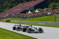 アルファタウリのオーストリアGPは散々な結果となってしまった。スプリントでは、10番グリッドのピエール・ガスリーがスタートでハミルトンと接触、はじき飛ばされてマシンにダメージを負い15位フィニッシュ。角田裕毅（写真前）はチームメイトほどの大きなドラマはなかったが、ペースが上がらずに14位スタートから3つポジションダウンし17位。レースでも、ガスリーがセバスチャン・ベッテルとの接触による5秒ペナルティーもあり15位、角田は16位と振るわなかった。（Photo=Getty Images / Red Bull Content Pool）