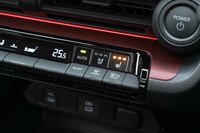 フロントシートにはヒーターとベンチレーションが標準装備だ。