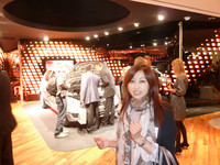 吉田由美のパリサロン2010、練り歩き！