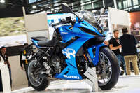 EICMAで発表された「スズキGSX-8R」。既出のネイキッドモデル「GSX-8S」をベースにカウルをかぶせ、セパレートハンドルを備えたモデルだ。2024年1月より、欧州・北米を中心に順次販売が開始される。（写真：河野正士）