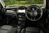 コックピットの基本デザインはマイナーチェンジ前と同じだが、レザーステアリングホイールやタッチ式の8.8インチワイドカラーのセンターディスプレイが全車で標準装備となった。