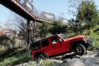 車体構造は「CJ／ラングラー」伝統のボディー・オン・フレーム式。サスペンションは前後ともに5リンクのコイルリジッドとなっている。