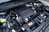 フロント搭載される交流同期式モーターは最高出力156PS/4070-7500rpm、最大トルク270N・m/500-4060rpmを発生し、前輪を駆動する。パワーやトルクは「フィアット600e」と同数値。