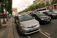 今回はパリ・シャンゼリゼ通りの自動車ショールームに異変が、というお話。写真は2015年に撮影。