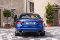 「Sクラス」や「Eクラス」とよく似た横に長い三角形のリアコンビランプも曲面に沿うようにレイアウトされる。