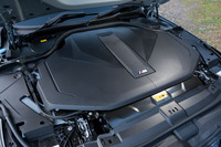 ボンネットを開けてもモーターやインバーターは別のカバーに覆われている。今回の試乗車「M60 xDrive」はMパフォーマンスモデルのためカバーに「M」ロゴが入る。