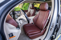 リアシートと同様にフロントシートにもヒーターとベンチレーターが内蔵される。標準仕様はブラックのナッパレザーで、写真のマホガニーブラウン／マキアートベージュのナッパレザー表皮は、11万8000円の有償アイテム。