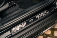 前後のドアシルプレートに「シャドーエディション」専用アイテムが採用される。