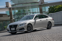 「Gエグゼクティブ」は従来の「マジェスタ」にあたるポジションを担うグレード。他グレードよりも厚いリアガラスを採用したほか、リアまわりに遮音材や吸音材を追加することで後席の快適性を高めた仕様となっている。