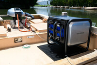 船に積まれた状態のバッテリーボックス（バッテリーを出し入れする側面部のフタを外した状態）。バッテリーの充電は、船着き場の事務所に置かれた充電器で行う。