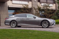 クーペのようなシルエットを描く、新型「レクサスLS」のサイドビュー。