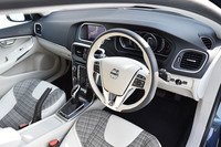 チャコールとブロンドの2トーンカラーで仕立てられたインテリア。ボディーカラーによっては、チャコール単色となる。