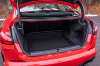 クーペライクな「2シリーズ グランクーペ」のフォルムは一見ハッチバックにも見えるが、430リッターの容量を誇る独立したトランクを有している。