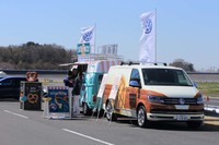 フォルクスワーゲンが現在展開しているワーゲンバス無料貸し出しサービス「バスカスフェス」のデモンストレーションを実施。コーヒーとドイツ発祥の焼き菓子プレッツェルがふるまわれた。