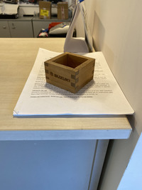 日本酒用の升。以前は名刺入れに使われていたが、今は文鎮代わりになっている。