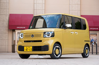 軽トールワゴンの「ホンダN-BOX」。実用車ならではの厳しい制約があるなかで、いろいろやりくりして、ブランドごとのオリジナリティーまで表現している日本のカーデザインは、なんだかんだ言って実はスゴいのではないだろうか？（写真：向後一宏）