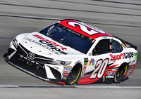 「カムリ」がアメリカにいかに浸透しているかを示すひとつの証拠。トヨタは2007年からアメリカを代表するモータースポーツであるNASCARにカムリ名義（中身はパイプフレームを持つまったくの別物）で参戦し、2015年には最高峰シリーズでアメリカ以外のメーカーとして初めてドライバーズタイトル、翌2016年にはメイクスタイトルを獲得した。写真は2018年モデル。