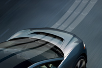 ちなみに「Iペース」のダミーグリルは上部が開口しており、ボンネット上から空気を流す構造となっている。