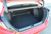 「シビックセダン」の荷室の容量は519リッター。トランクスルー機構を備えている。