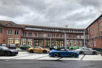 中庭に並ぶ、「エクスクルーシブ マニュファクチュール」の車両。