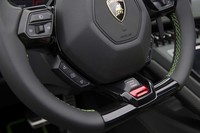 ステアリングホイールのリム下端には、走行モードのセレクター（写真の赤いスイッチ）が備わる。