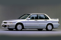 1987年に車名を「ギャラン」に戻して登場した通算6代目。トップグレードの「VR-4」（写真）は最高出力205PSを発生する2リッター直4 DOHC 16バルブターボエンジンやフルタイム4WD、4WSなどを搭載。WRCでも活躍したが、その方面の活動は弟分の「ランサーエボリューション」に引き継がれた。