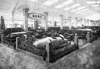 1923年に開かれたベルリンでの自動車ショーにて、ベンツのブースに展示された「トロップフェンヴァーゲン」。
