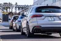 ピットレーンに並ぶ「ネットゥーノ」搭載モデル。今回の試乗は先導車に導かれる、速度の上限が120km/hに定められたツーリングをイメージしたテストドライブとなった。