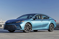 「ホンダ・アコード」の永遠のライバルである「トヨタ・カムリ」。現行型はハンマーヘッドスタイルのフロントマスクに台形のロワグリル、斜めに走るキャラクターライン、張り出し感の強いショルダーラインと、クルマ全体がアピールの塊と化している。