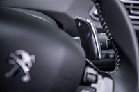 シフトパドルは搭載エンジンやグレードを問わず、「308」シリーズのATモデル全車に標準装備されている。