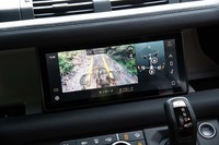 現行「レンジローバー イヴォーク」から採用された「クリアサイトグラウンドビュー」。カメラの合成映像によってボンネットを透かして見るように車両下部の様子を確認できる。