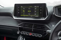 センターモニターは7インチで、Apple CarPlayとAndroid Autoに対応する。写真下方に見える空調のトグルスイッチも特徴的なディテールのひとつ。