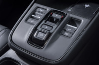 ボタン式シフトセレクターは、世界の「CR-V」でも現時点では日本仕様だけの装備。シフトセレクターの左側にドライブモード切り替えスイッチやヒルディセントスイッチを、右側にパーキングブレーキスイッチを配置する。