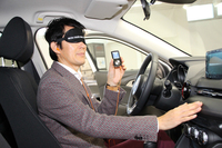 「アイマスクをしてMP3プレイヤーの解説を聴きながら、室内各部の質感を味わう」という、マツダ・イタリアの販促ツールを試す筆者。