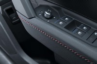 ドアパネルの部分には赤とグレーのクロスステッチが施される。