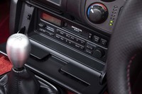 オーディオリッドを開けると新車当時のものと思われるカセットデッキが装着されていた。