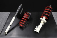 「ヴェゼル モデューロX」のサスペンション（左がリアで右がフロント）。ラインナップされる全3グレードそれぞれに対して、「上質でしなやかな走り」が実現できるよう個別にセッティングが施されている。