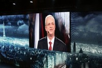 前夜祭でスピーチするヴィンターコーン会長。
