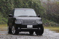 新型では、グリルを大型化するなどフロント周りの意匠が改められ、存在感がより強調された。