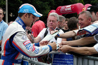 ファンのサイン攻めに応えるトレルイエ。