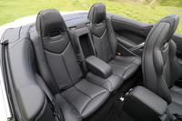 前席と同様、スポーツシートを採用する後席には、センターアームレストが備わり、おとな2人が座れるスペースを確保している。