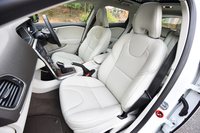 オプション「レザー・パッケージ」を選択したテスト車の本革シート。助手席には、8ウェイの電動調節機構も備わる。
    